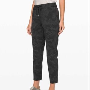 Lululemon On the Fly 7/8 Pant in Incognito Camo Multi Grey Size 2